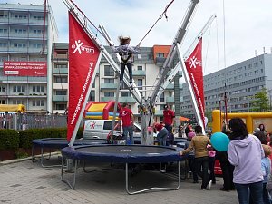 Kindertags-Feier auf dem Parkplatz