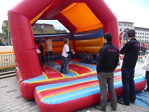 Kindertags-Feier auf dem Parkplatz