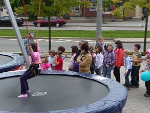 Kindertags-Feier auf dem Parkplatz