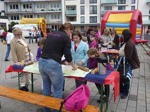 Kindertags-Feier auf dem Parkplatz