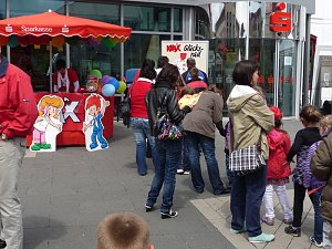 Kindertags-Feier auf dem Parkplatz