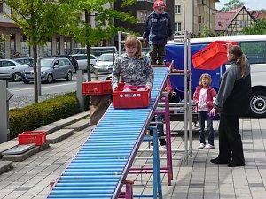 Kindertags-Feier auf dem Parkplatz