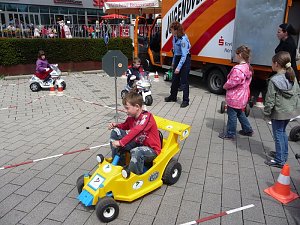 Kindertags-Feier auf dem Parkplatz