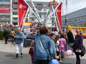 Kindertags-Feier auf dem Parkplatz