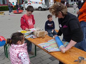 Kindertags-Feier auf dem Parkplatz