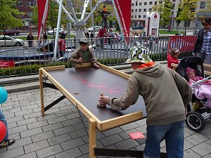 Kindertags-Feier auf dem Parkplatz
