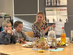 Hannah Druselmann (Beteiligungskoordinatorin) gibt Sch&uuml;lersprechern wie Annelotte und Emma, 3. Klasse der Grundschule &Ouml;stertal Sondershausen, Tipps f&uuml;r den Klassenrat