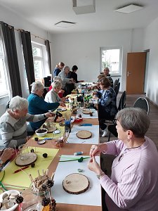 Fr&ouml;hliches Weihnachtsbasteln in gem&uuml;tlicher Runde im Seniorentreff in Jecha