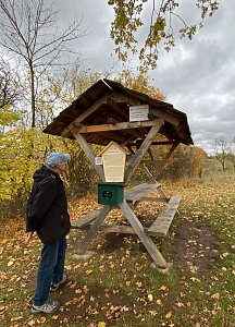 Neue Schilder an alten Nordh&auml;user B&auml;umen