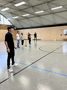Internationale Studierende und Unternehmensvertreter vernetzen sich beim Cricket-Spiel