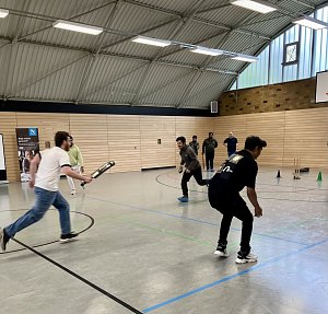 Internationale Studierende und Unternehmensvertreter vernetzen sich beim Cricket-Spiel