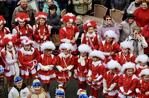 Beginn der 5. Jahreszeit. Kinder erst&uuml;rmen Langensalzaer Rathaus