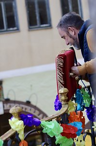 Beginn der 5. Jahreszeit. Kinder erst&uuml;rmen Langensalzaer Rathaus