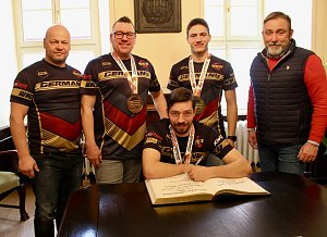 Eintrag ins Goldene Buch der Stadt: Erfolgreiche Langensalzaer Kickboxer