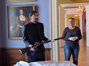 Dr. Carolin Sch&auml;fer (re.) und Sammlungsleiter Philipp Steinkamp (li) pr&auml;sentieren das Tanner Gewehr.