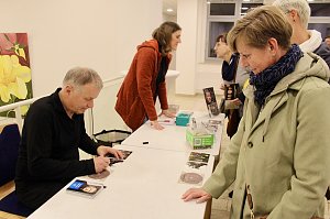 Thomas R&uuml;hmann signierte nach dem Konzert CDs und Autogrammkarten
