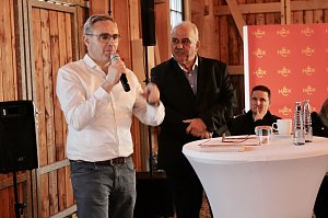li. Gunnar Reuter (Gesch&auml;ftsf&uuml;hrer der Harzer Hexenreich GmbH); re. Werner H&uuml;tcher (Organisator des Kugelsto&szlig; Indoor in Nordhausen) 