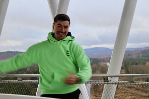 Weltmeister David Storl beim Weltrekordversuch im Kugelsto&szlig;en vom h&ouml;chsten Hexenbesen der Welt