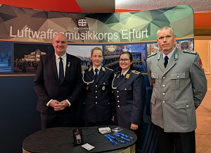 B&uuml;rgermeister Steffen Grimm (li.) und Oberstleutnant Alexander Voigt, Kommandeur der Lehrgruppe C der Unteroffizierschule des Heeres (re.) bedankten sich bei den Musikern des Luftwaffenmusikkorps f&uuml;r den eindrucksvollen Abend.