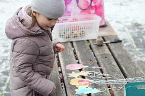Gro&szlig;e Freude bei kleinen Wichteln - Kita Kinder schm&uuml;cken Weihnachtsbaum am Bad Langensalzaer Rathaus