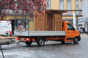 Gro&szlig;e Freude bei kleinen Wichteln - Kita Kinder schm&uuml;cken Weihnachtsbaum am Bad Langensalzaer Rathaus