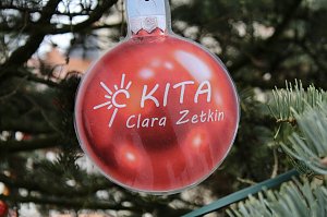 Gro&szlig;e Freude bei kleinen Wichteln - Kita Kinder schm&uuml;cken Weihnachtsbaum am Bad Langensalzaer Rathaus