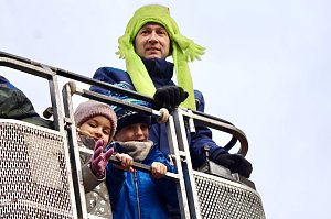 Gro&szlig;e Freude bei kleinen Wichteln - Kita Kinder schm&uuml;cken Weihnachtsbaum am Bad Langensalzaer Rathaus