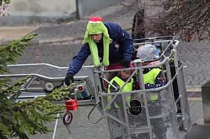 Gro&szlig;e Weihnachtsbaumschm&uuml;ck-Aktion auf dem T&ouml;pfermarkt in Bad Langensalza