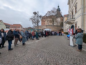 Zahlreiche B&uuml;rgerinnen und B&uuml;rger waren der Einladung zum Aktionstag gegen h&auml;usliche Gewalt vor das Landratsamt in Sondershausen gefolgt.