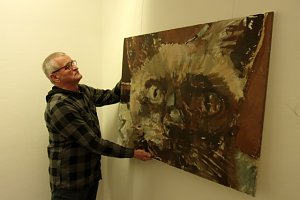 Peter Gen&szlig;ler bei der Vorbereitung seiner Ausstellung in der Kreissparkasse
