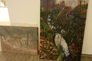 Peter Gen&szlig;ler bei der Vorbereitung seiner Ausstellung in der Kreissparkasse
