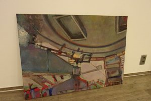 Peter Gen&szlig;ler bei der Vorbereitung seiner Ausstellung in der Kreissparkasse