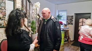 Chorleiter Sandy Nickel überbringt Glückwünsche