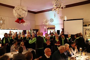 Der Chor "Rhytmus 22" sorgt für Unterhaltung