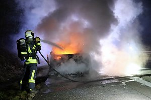 Pkw steht in Flammen