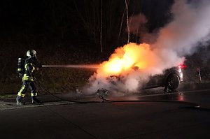 Pkw steht in Flammen