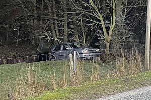 Unfallwagen landet in G&uuml;nzerode aus einer Weide