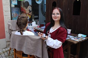 Sch&ouml;ne Maid beim Mittelalterstadtfest mit Schminkkasten