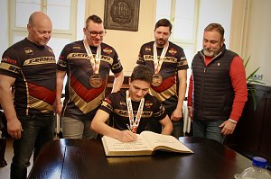 Tom Ochmann, Kristian B&ouml;ttger, Weltmeister Neo Legde, Nico Leifeld und B&uuml;rgermeister Matthias Reinz heute Vormittag beim Eintrag ins Goldenen Buch der Stadt 