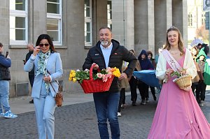 v.li.n.re. Kurdirektorin Katja Rudolph, B&uuml;rgermeister Matthias Reinz, Rosenk&ouml;nigin Maxima