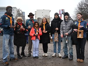 Die Pfadfinder bei der &Uuml;bergabe des Friedenslichtes auf dem August-Bebel-Platz in Nordhausen