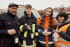 &Uuml;bergabe des Friedenslichts aus Bethlehem an die Kreisjugendfeuerwehren.