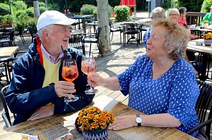 G&auml;ste der Kurstadt im Rosencaf&eacute;