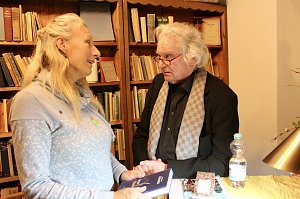 Schauspieler Burkhardt Jahn liest in der Teetruhe, li. Stefanie Schwich (Inhaberin der Teetruhe)