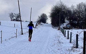 Ein Jogger l&auml;sst sich auch vom Neuschnee nicht abhalten. 
