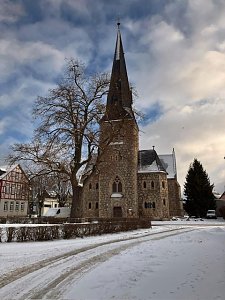 Die Kirche in Niedersachswerfen im Winterkleid.