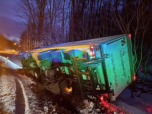 Abschlepparbeiten an einem verunfallten Lkw