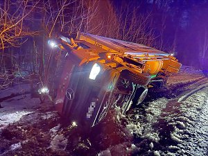 Abschlepparbeiten an einem verunfallten Lkw