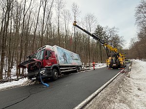 Abschlepparbeiten an einem verunfallten Lkw