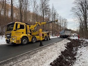 Abschlepparbeiten an einem verunfallten Lkw